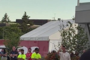 训练结束后，C罗向等候他和球队的球迷致意，球迷发出阵阵欢呼