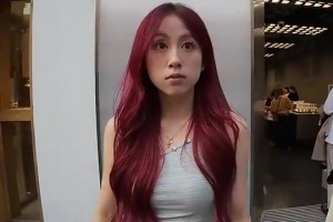 韦世豪老婆此前在上海街拍，相机直拍下底子真的有点美