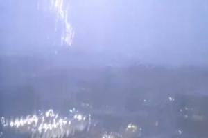 太阳报：英格兰训练场遭遇极端雷暴，球队获警报要求室内避难