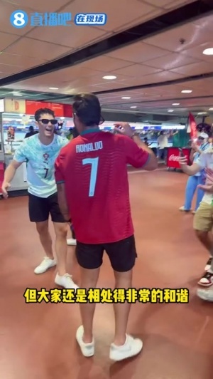 直播吧现场直击：梅罗粉丝共同见证历史时刻，外国小球迷向直播吧学习中文