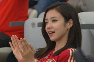 吧友们还记得吗？韩女主持继续播报世界杯，12年前她一笑成名