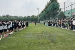 国安队今日训练前，为不幸逝世的俱乐部职员裴志淼举行哀悼仪式