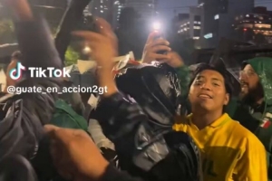墨西哥球迷高歌侮辱阿根廷：马拉多纳已逝，你们为何还不随他而去？