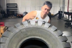 苦练不止步！张文逸分享轮胎力量训练视频：始终如一的是你的重量