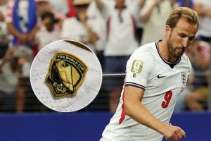 2018世界杯金靴得主凯恩佩戴FIFA官方定制臂章