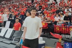 现场助阵!郭艾伦现身观战中国男篮对日本男篮
