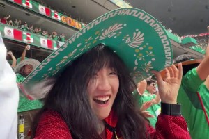 小姐姐遭殃了！墨西哥进球现场狂撒啤酒