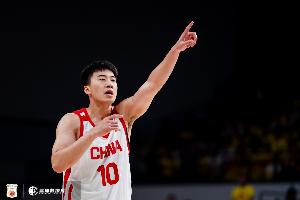 王俊杰半场表现强势,3投1中贡献3分1板1助,正负值高达+8