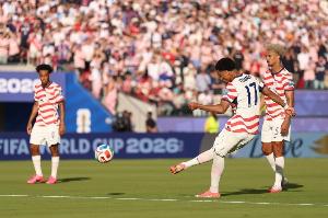 美国2-0领先波黑！蒂尔曼任意球直接得分