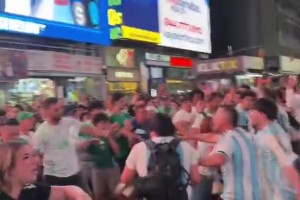 时代广场上阿根廷球迷和突尼斯球迷爆发冲突