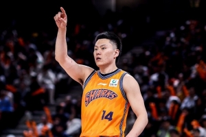 开场即入局！李弘权半场11分钟仅2投1中得3分，两次犯规
