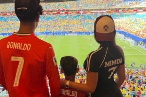 西班牙媒体：乔治娜在世界杯现场为C罗助威，并宣传个人服装品牌