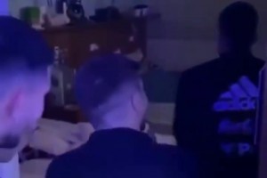 21年时德保罗阿奎罗夜袭梅西房间，唱生日歌送奇葩礼物~