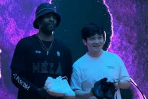 欧文中国行中与樊振东同框合影，双方互赠球鞋