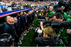 图赫尔对FIFA表示不满:国歌演奏时被50名摄影师直面拍摄,影响了我的感受
