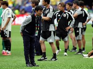 日本队被巴西淘汰！森保一率球员赛后鞠躬，向远征球迷道歉