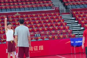 中国男篮vs荷兰男篮赛前，王治郅亲自指导杨瀚森！