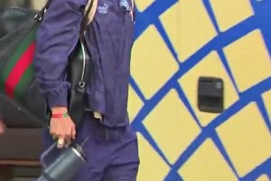 首发出战！C罗出发前往NRG体育场，微笑和球迷挥手致意