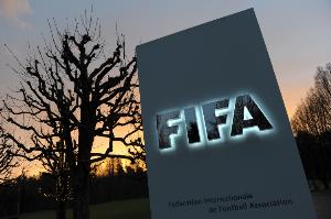 FIFA脑震荡处理程序受质疑，专家担忧球员安全