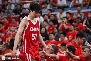 杨瀚森半场4投1中!媒体人指出:不必每球都依赖他,否则可能影响自身发挥