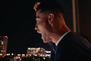 震撼！C罗赛后带领葡萄牙球队登酒店阳台，深夜与数千球迷共庆