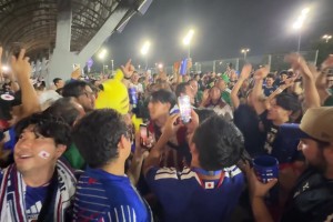蓝色海洋！日本球迷赛后集体嗨皮大喊：日本！日本！