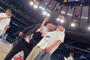 杨毅和杨健现身尼克斯主场：我们两个位置加起来670万！