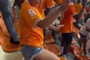 扭起来！实拍：科特迪瓦女球迷翩翩起舞庆祝